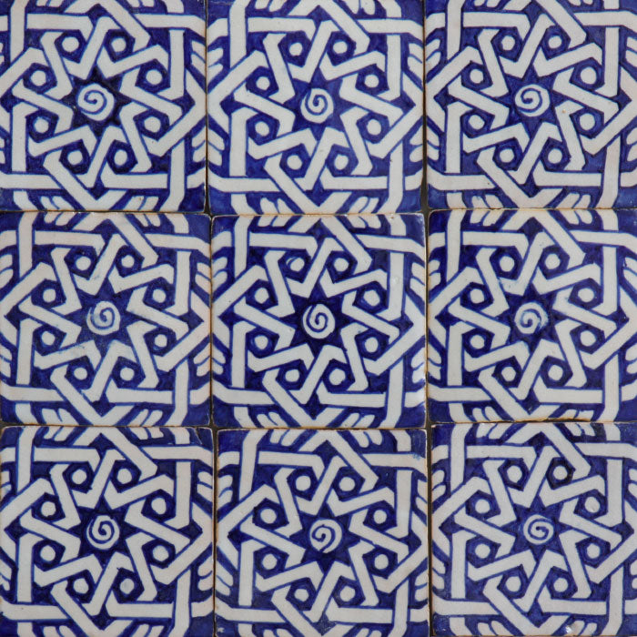 Handbemalte Fliese – Mediterrane Ornamentik