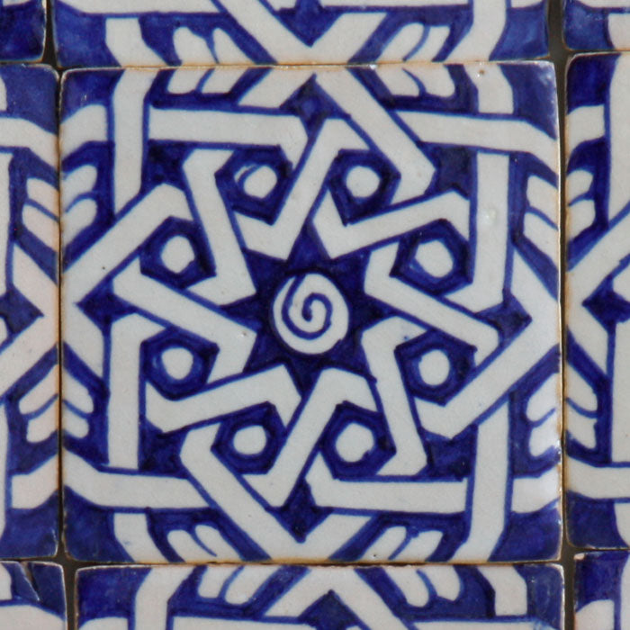 Handbemalte Fliese – Mediterrane Ornamentik