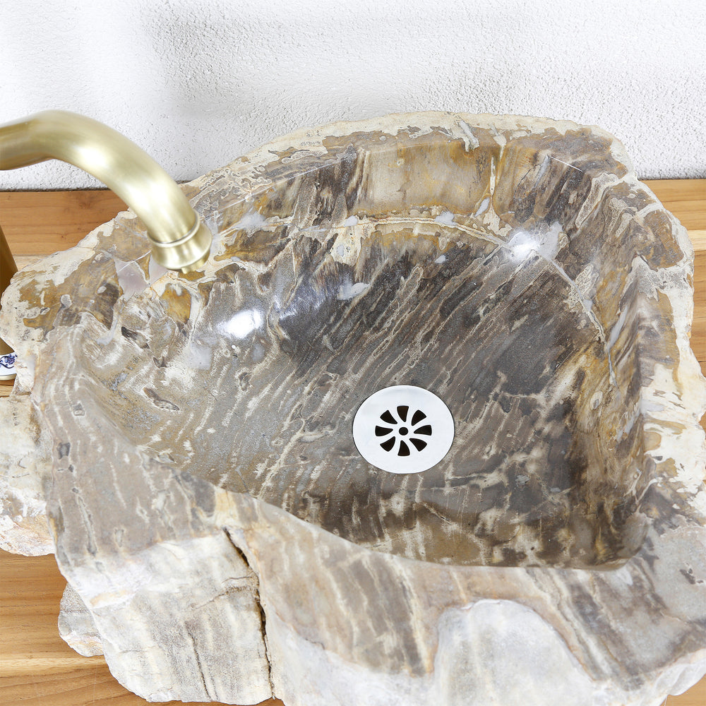 Naturstein Waschbecken aus fossilem Holz mit ausdrucksstarker Maserung, Innenansicht mit Ablauf und sanft geschliffener Oberfläche.