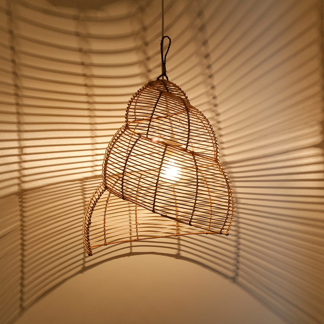 Handgefertigte Rattan-Deckenleuchte mit spiralförmigem Geflecht und faszinierendem Licht- und Schattenspiel