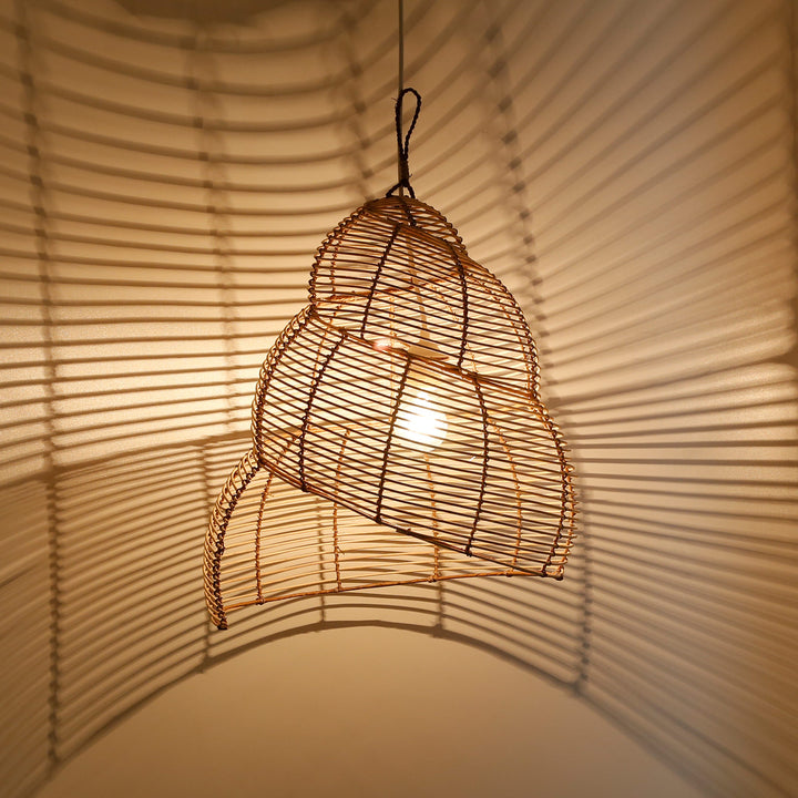 Handgefertigte Rattan-Deckenleuchte mit spiralförmigem Geflecht und faszinierendem Licht- und Schattenspiel