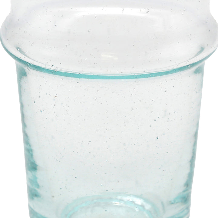 Eiskaffee im transparenten Glas – handgefertigte Oberfläche mit Struktur
