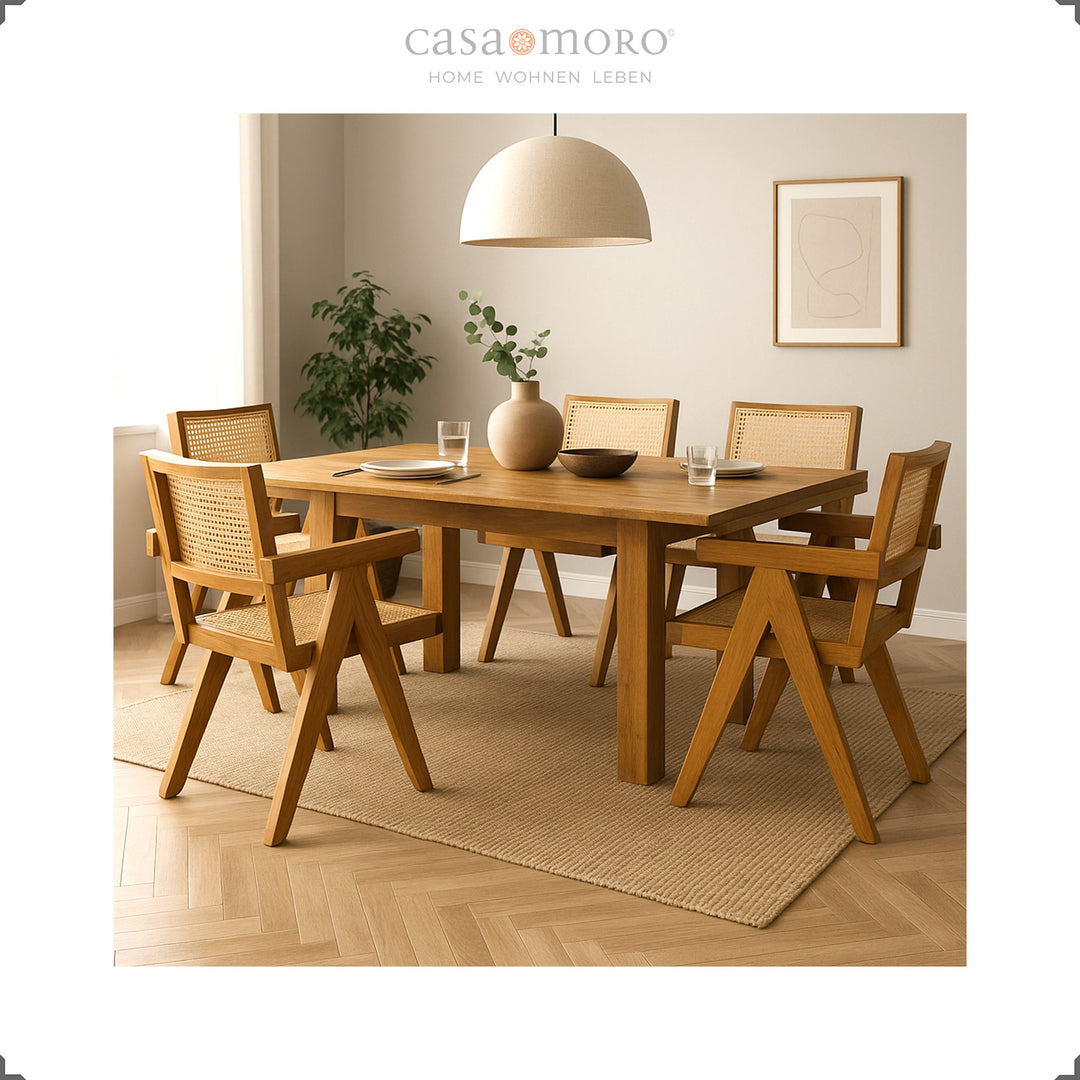 Esszimmer mit Teakholztisch und Armlehnstühlen mit Wiener Geflecht, harmonisches Interieur in Naturtönen
