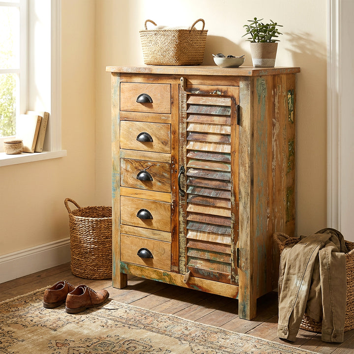 Highboard aus Altholz im Flur mit Körben und Schuhen, warme Vintage Wohnszene