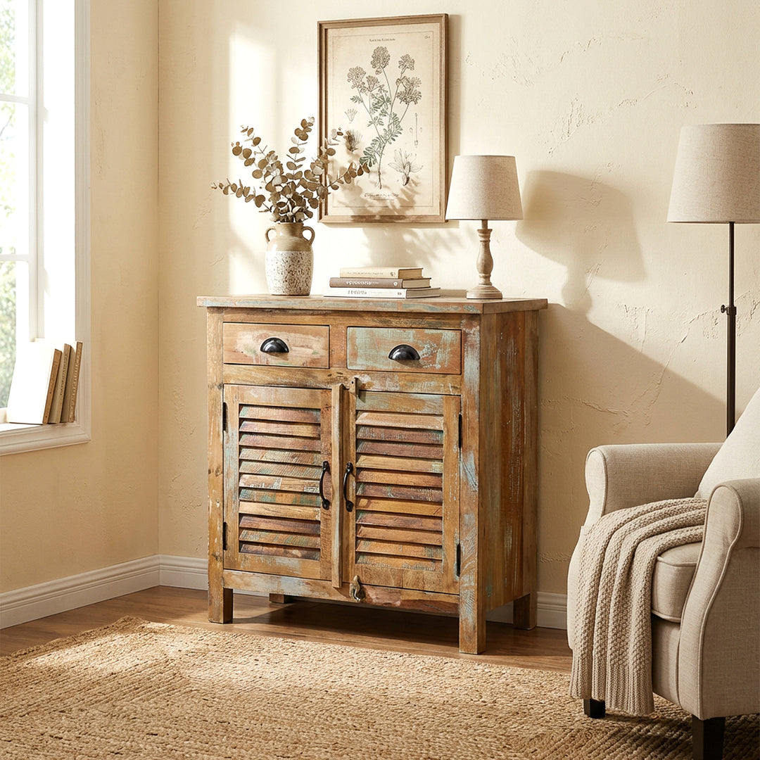 Highboard aus Altholz im Landhausstil im Wohnzimmer, helle Farben, wohnliche Szene