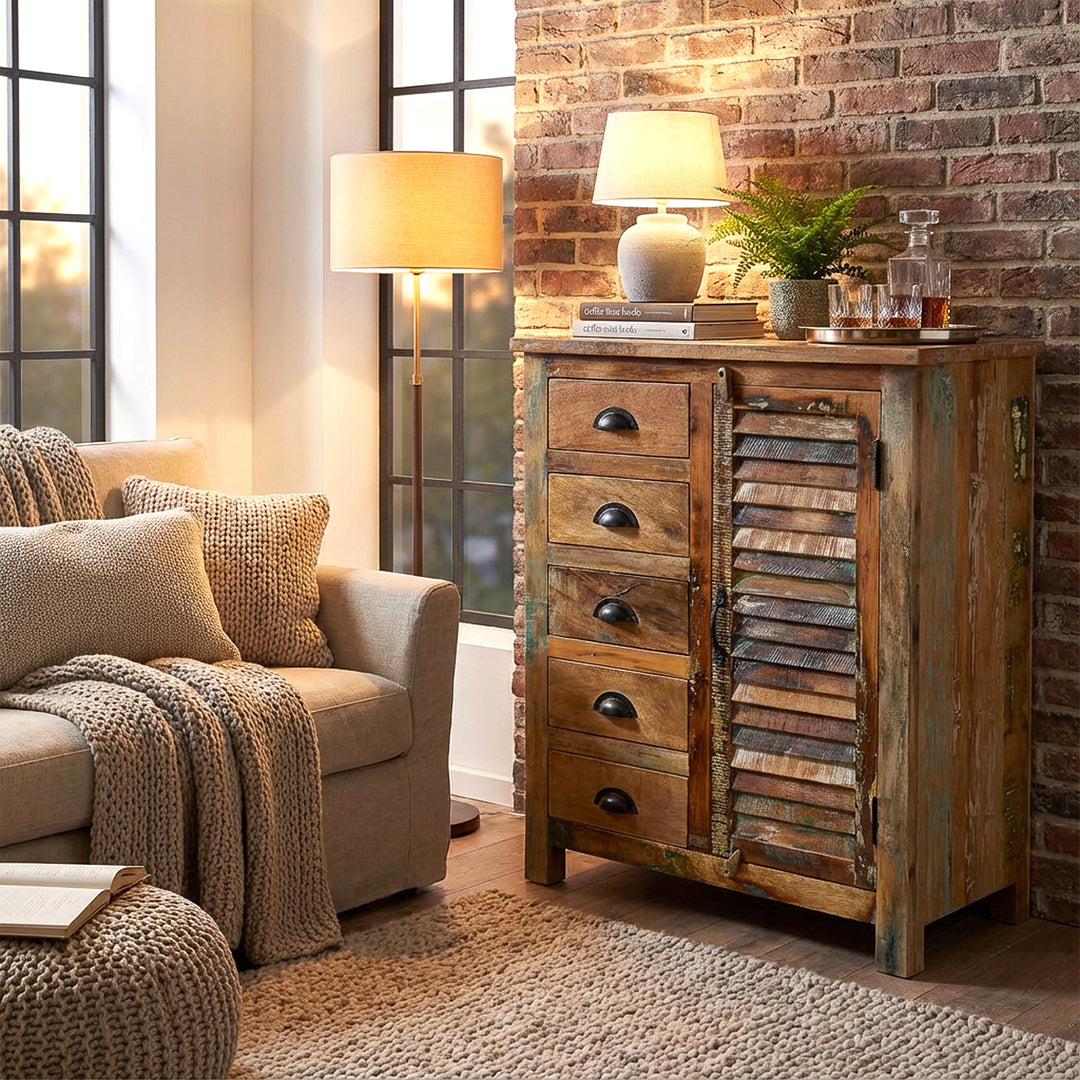 Highboard aus Altholz im Wohnzimmer, Backsteinwand, warme Beleuchtung, wohnliche Vintage-Szene