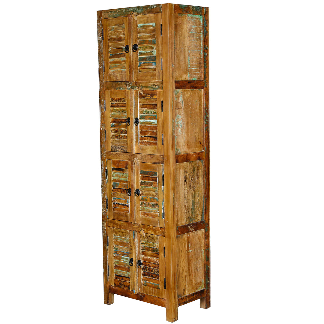 Schmaler Hochschrank aus Massivholz und Altholz im Vintage-Stil, freistehend gezeigt
