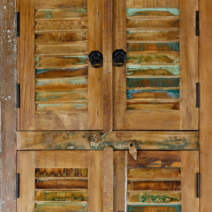 Detailansicht eines Hochschranks aus massivem Holz und Altholz im Vintage-Stil