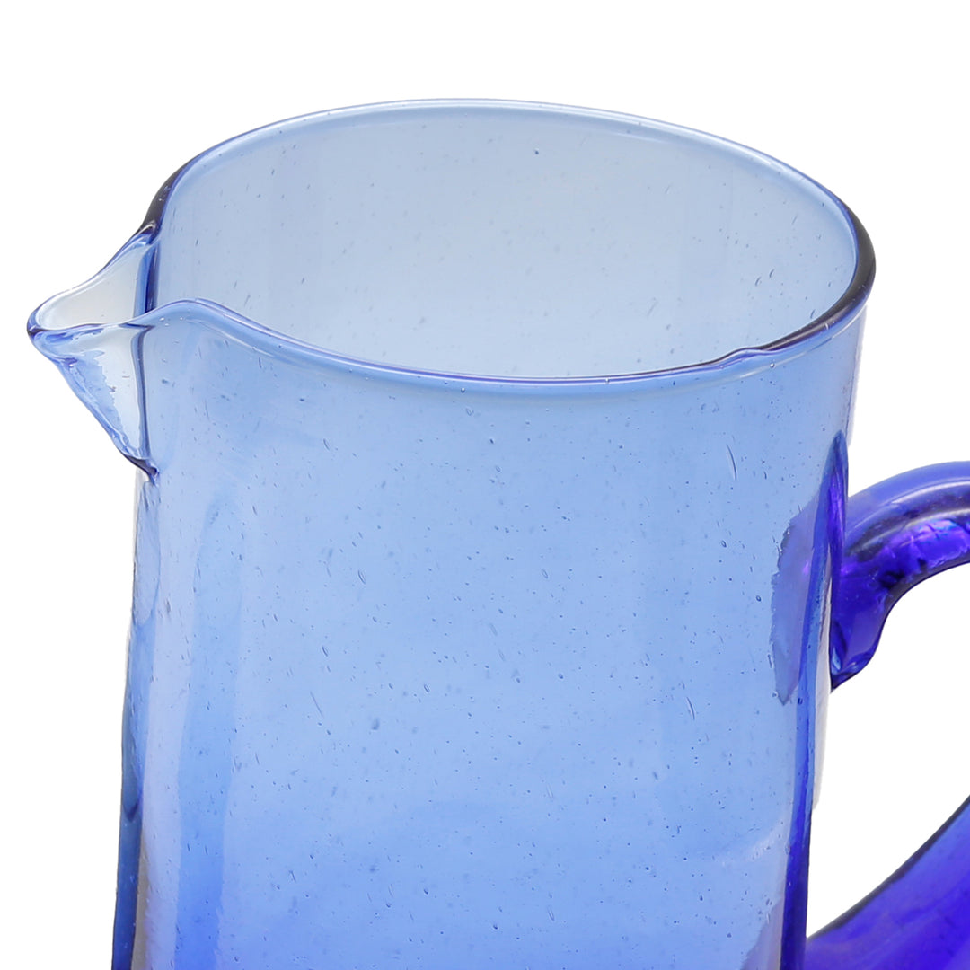 Karaffe mit 1 Liter Volumen – in leuchtendem Blau und mit Ausgussnase