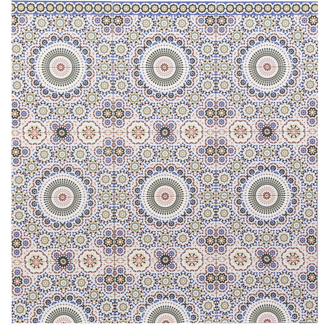 Keramik Bordüre mit orientalischem Muster in Mehrfarbig kombiniert mit Wandfliesen für harmonische Wandgestaltung