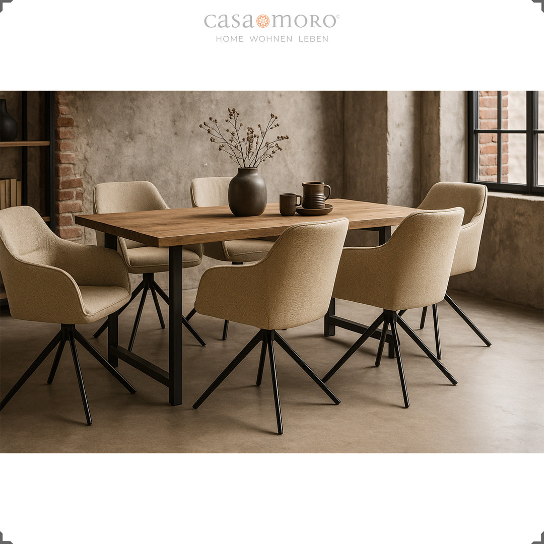 Sechs 360° drehbare Polsterstühle mit Armlehnen in Beige um einen Holztisch in einem modernen Esszimmer mit Betonwänden und schwarzem Metallgestell