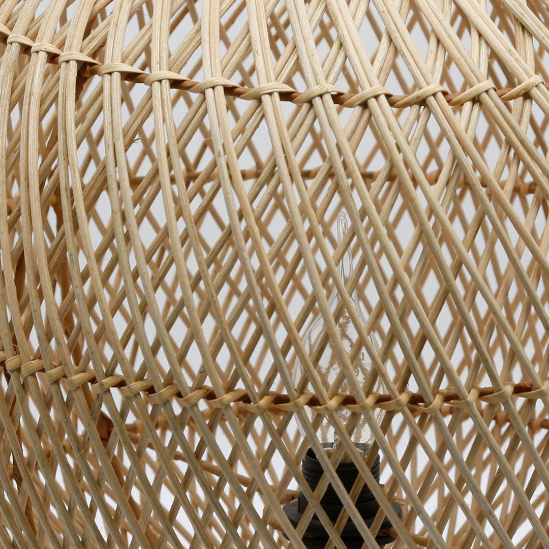 Detailaufnahme der Rattanlampe mit feinem Flechtmuster und sichtbarer Glühbirne im Inneren
