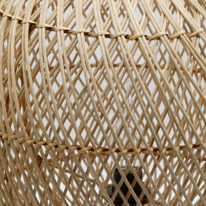 Detailaufnahme der Rattanlampe mit feinem Flechtmuster und sichtbarer Glühbirne im Inneren