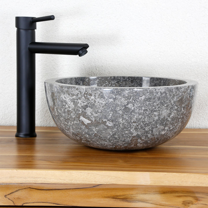 Rundes Waschbecken aus Marmor in Grau mit polierter Innenseite, Steinwaschbecken auf Holzplatte mit Armatur