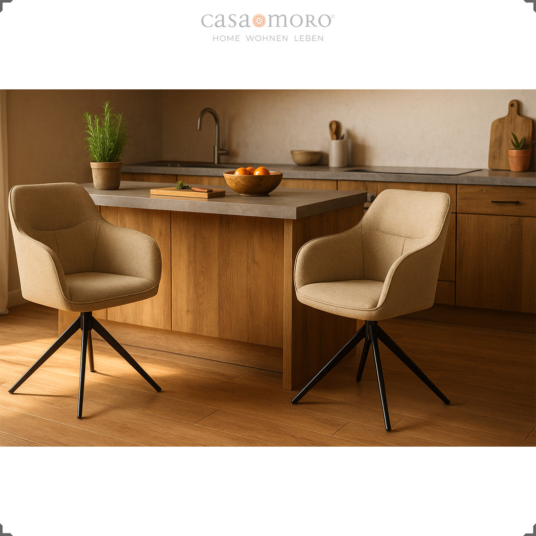 Zwei 360° drehbare Polsterstühle mit Armlehnen in Beige vor einer Kücheninsel aus Holz, warmes Licht betont den modernen und gemütlichen Stil