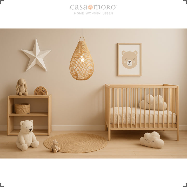 Rattan-Lampe in Tropfenform als Deckenleuchte im Kinderzimmer, erzeugt warmes und sanftes Licht
