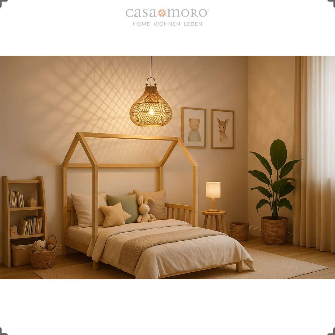 Hängelampe aus Rattan im Kinderzimmer über Hausbett, warmes Licht und natürliche Einrichtung