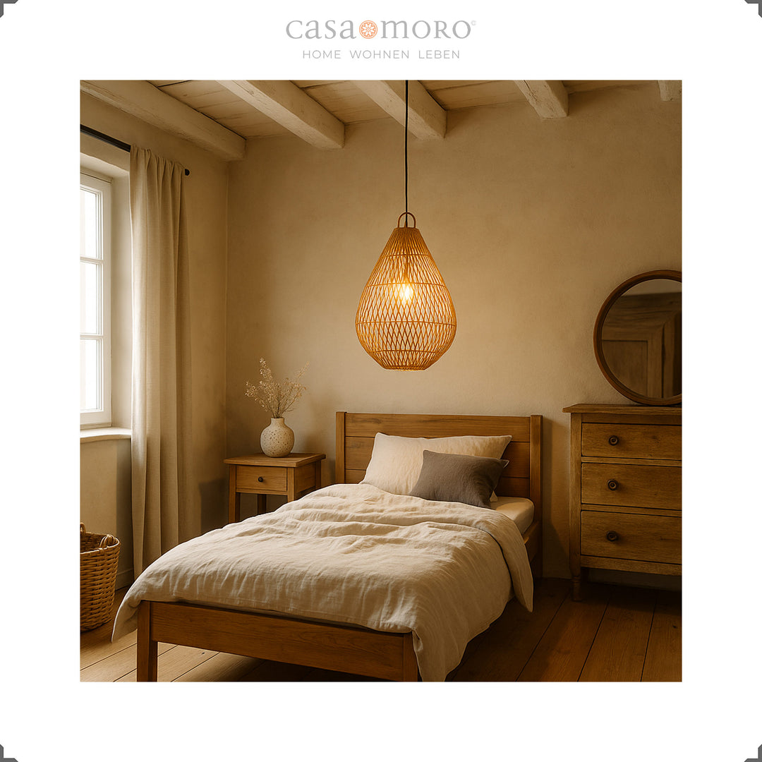 Rattan-Lampe in Tropfenform als Deckenleuchte im Schlafzimmer, spendet warmes Licht und natürliche Ruhe