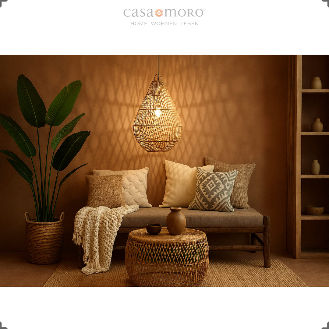 Rattan-Lampe in Tropfenform als Hängelampe im Wohnzimmer, schafft warmes Licht und gemütliche Boho-Stimmung