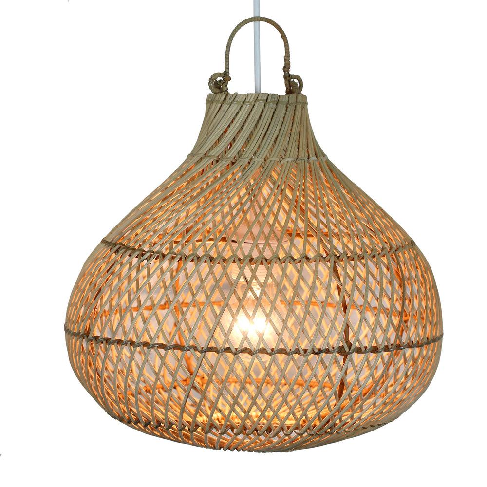 Natürliche Rattanlampe in Tropfenform mit feinem Flechtmuster und sanftem Lichtschein