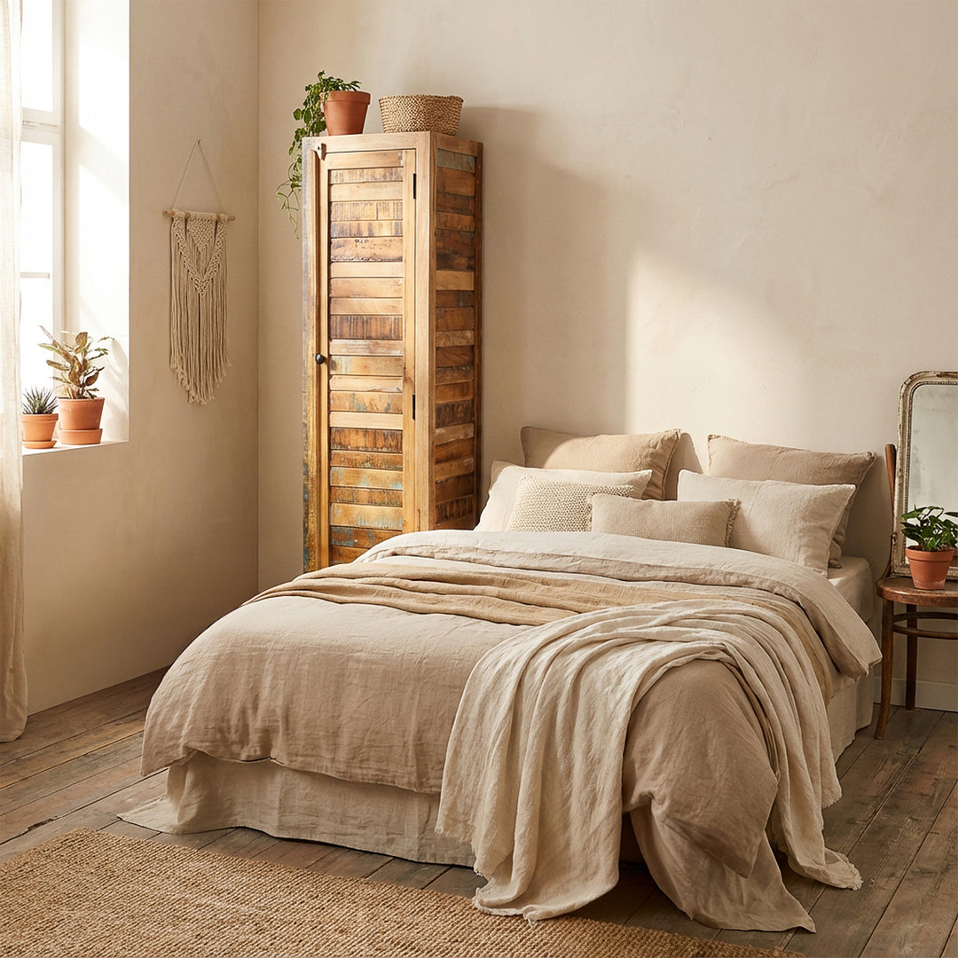 Schmaler Schrank aus massivem Holz und Altholz im Landhausstil, im Schlafzimmer platziert