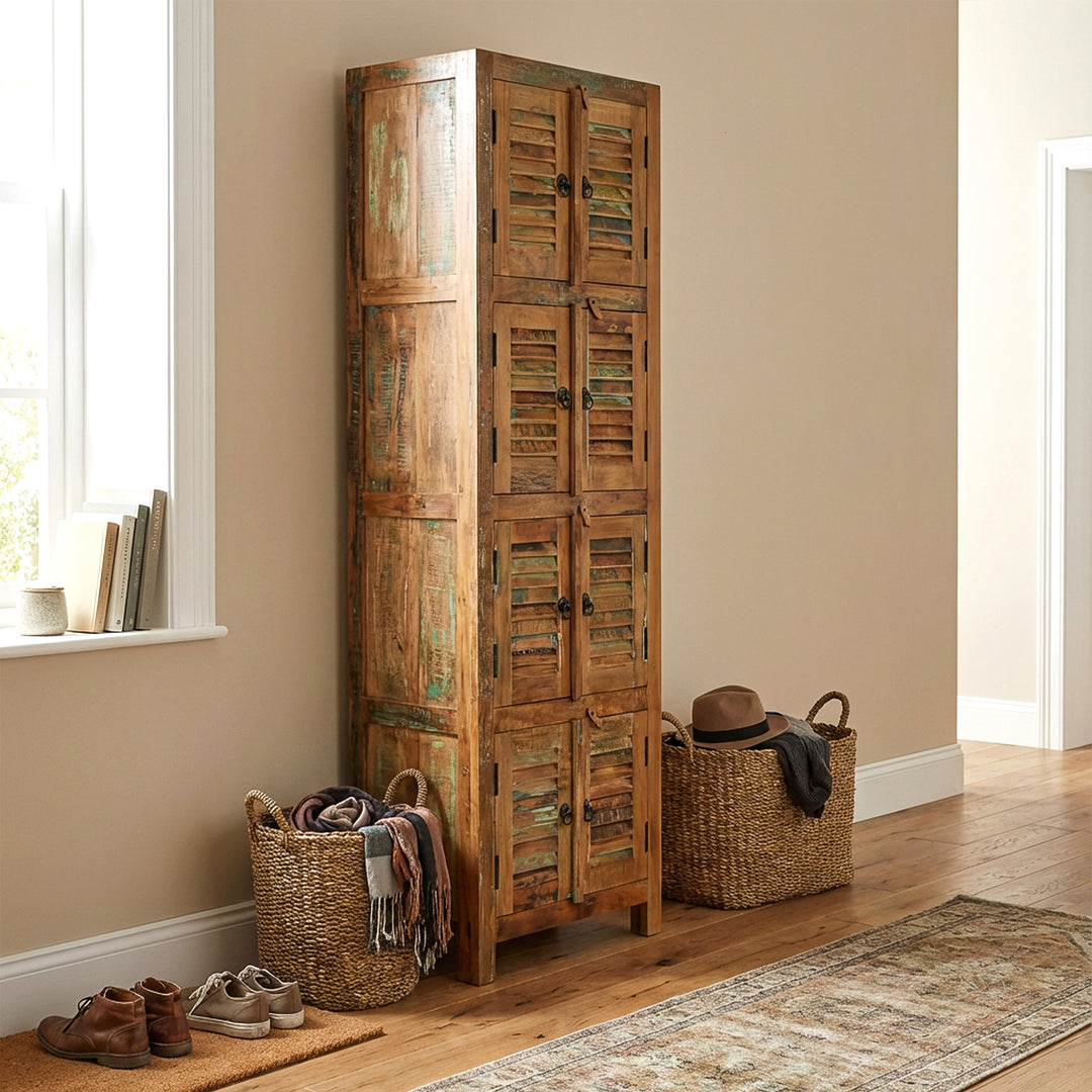 Schmaler Schrank aus Massivholz und Altholz im Vintage-Stil, im Flur platziert