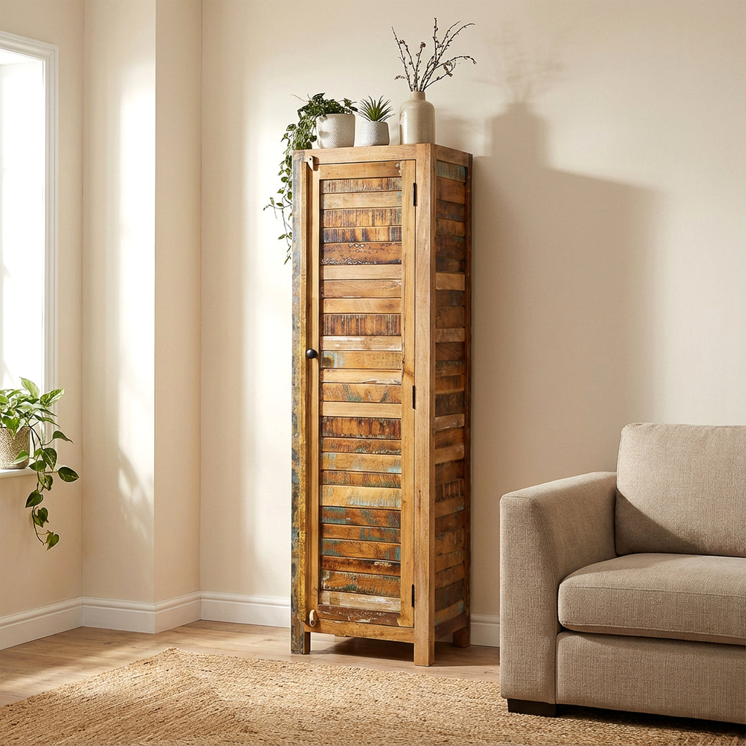 Schmaler Hochschrank aus massivem Holz und Altholz im Vintage-Stil, im Wohnzimmer platziert