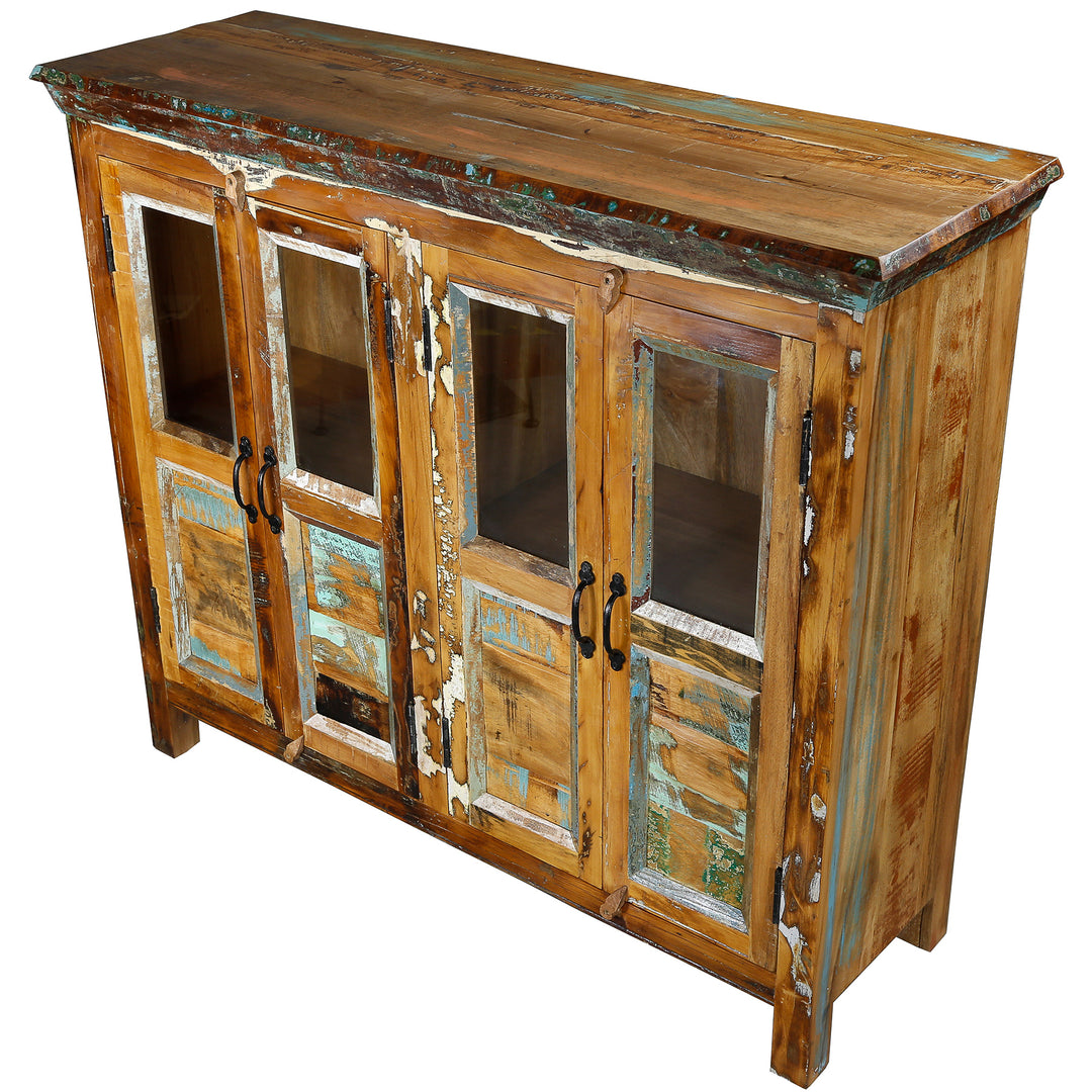 Sideboard aus altem Massivholz mit Glastüren und Patchwork-Front, freigestellt auf weißem Hintergrund