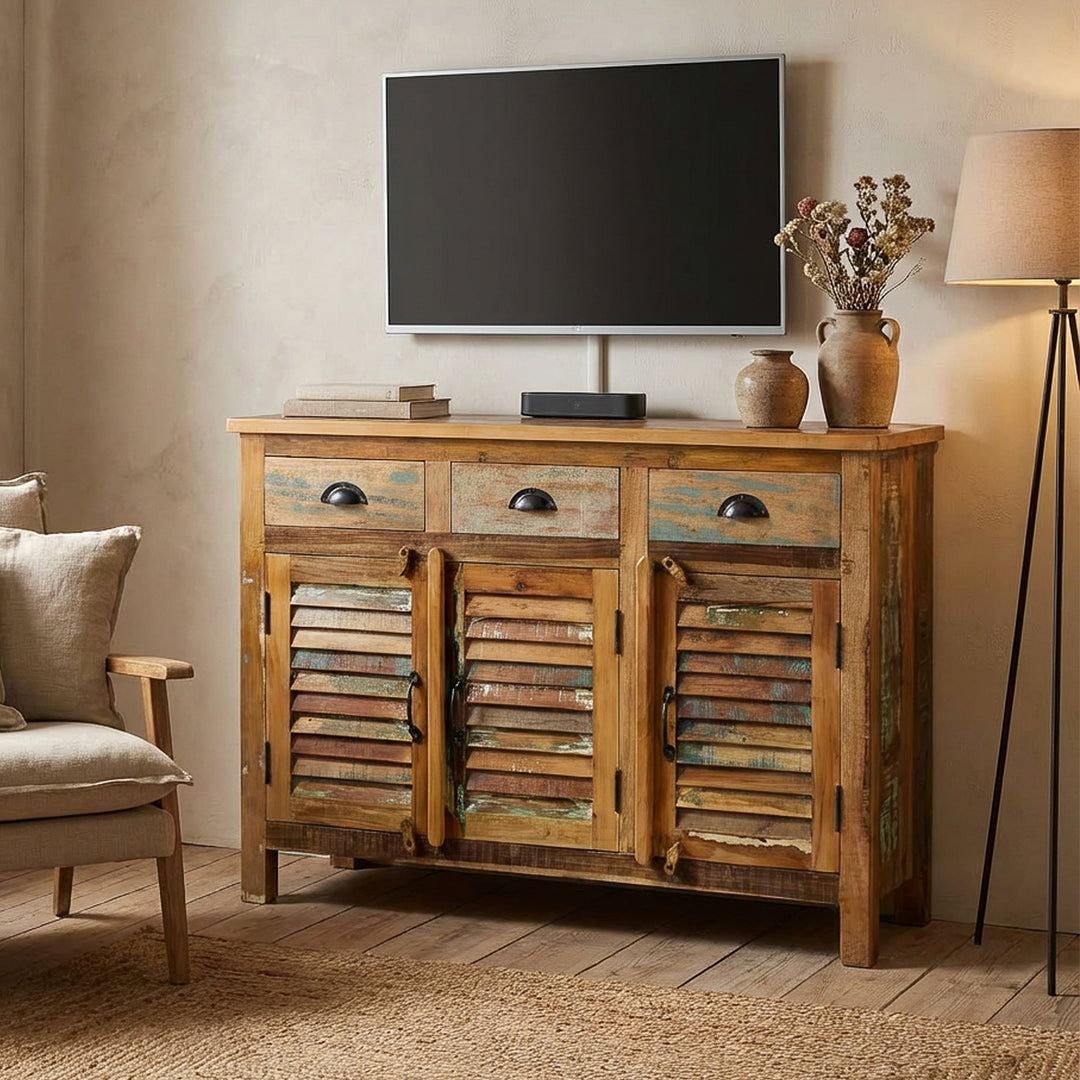 Vintage-Highboard aus Massivholz und Altholz mit Schubladen  als TV-Möbel im Wohnzimmer platziert
