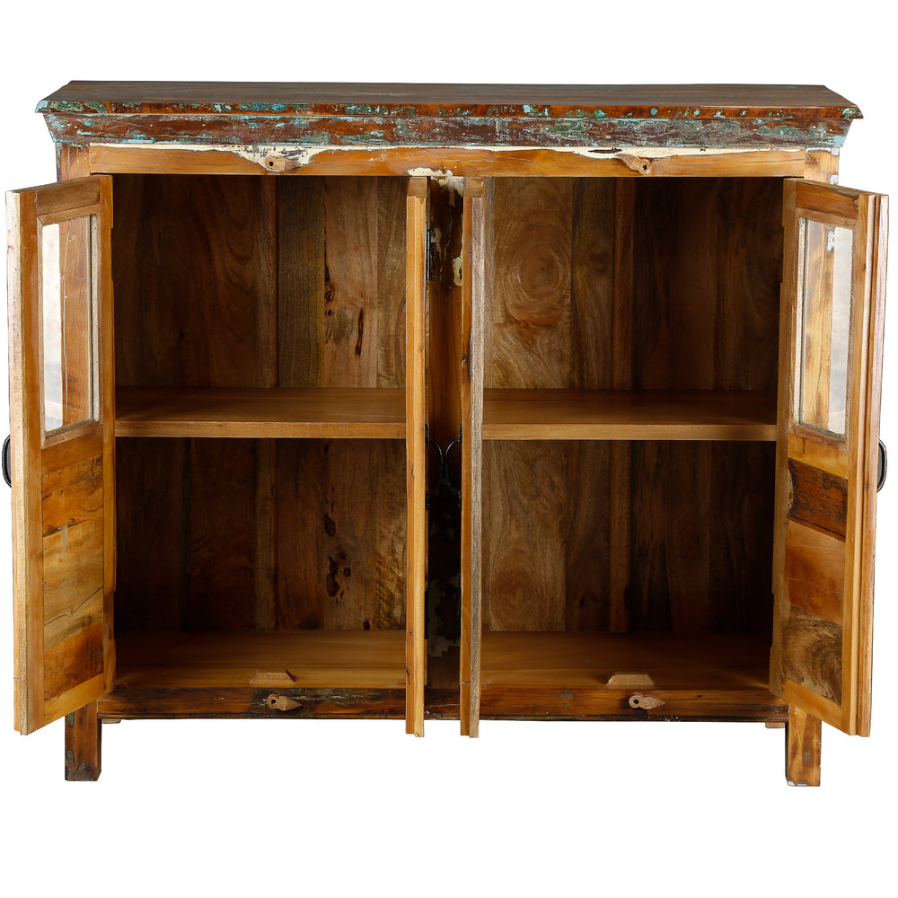 Sideboard aus massivem Holz mit geöffneten Glastüren, sichtbarer Innenraum, freigestellt