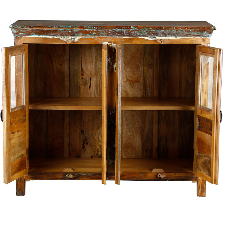 Sideboard aus massivem Holz mit geöffneten Glastüren, sichtbarer Innenraum, freigestellt