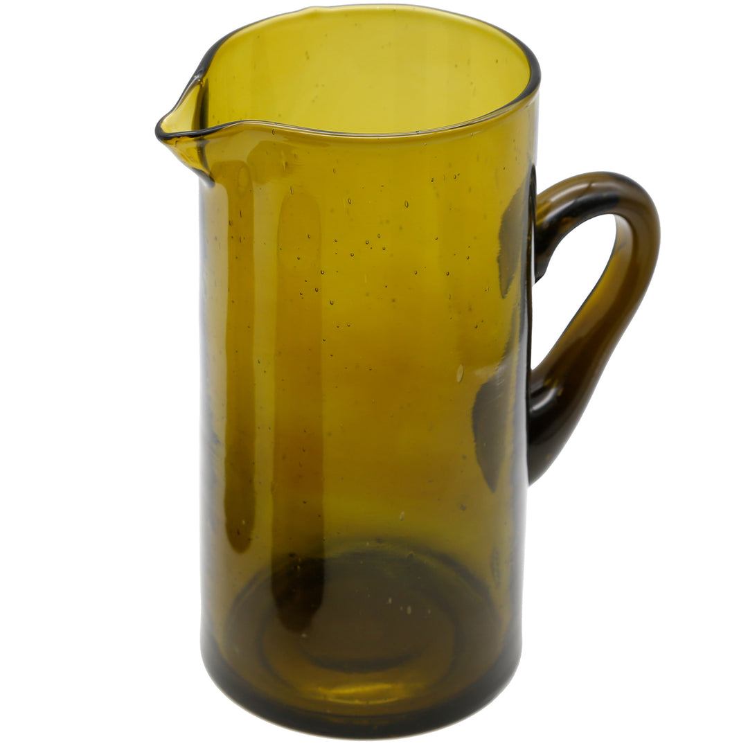 Mundgeblasene Wasserkaraffe mit Henkel – ausdrucksstarkes Glasdesign in Gelbbraun